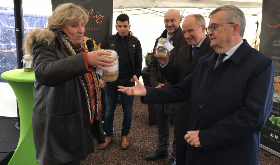 Pascale Huygue-Doyère remet les bocaux à Marc Lecerf et Michel Patard-Legendre