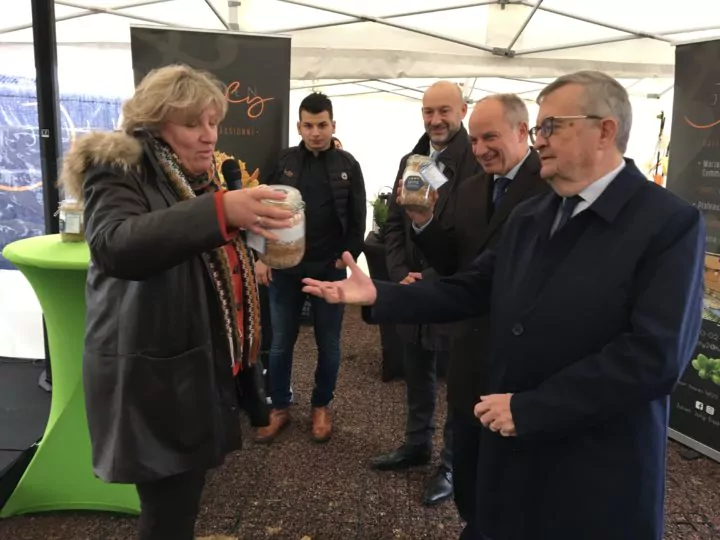 Pascale Huygue-Doyère remet les bocaux à Marc Lecerf et Michel Patard-Legendre